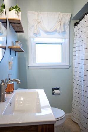 Sèche-cheveux, serviettes fournies, papier toilette