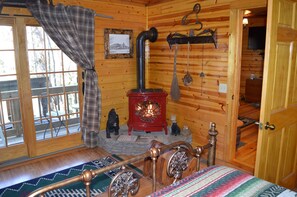 3 bedrooms, desk, iron/ironing board, travel crib