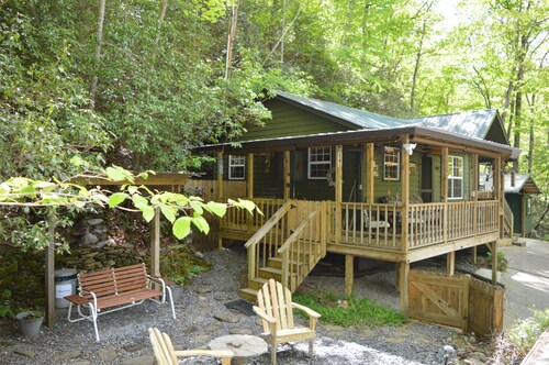 Quaint cabin with a creek in front that will lull you to sleep and pets allowed