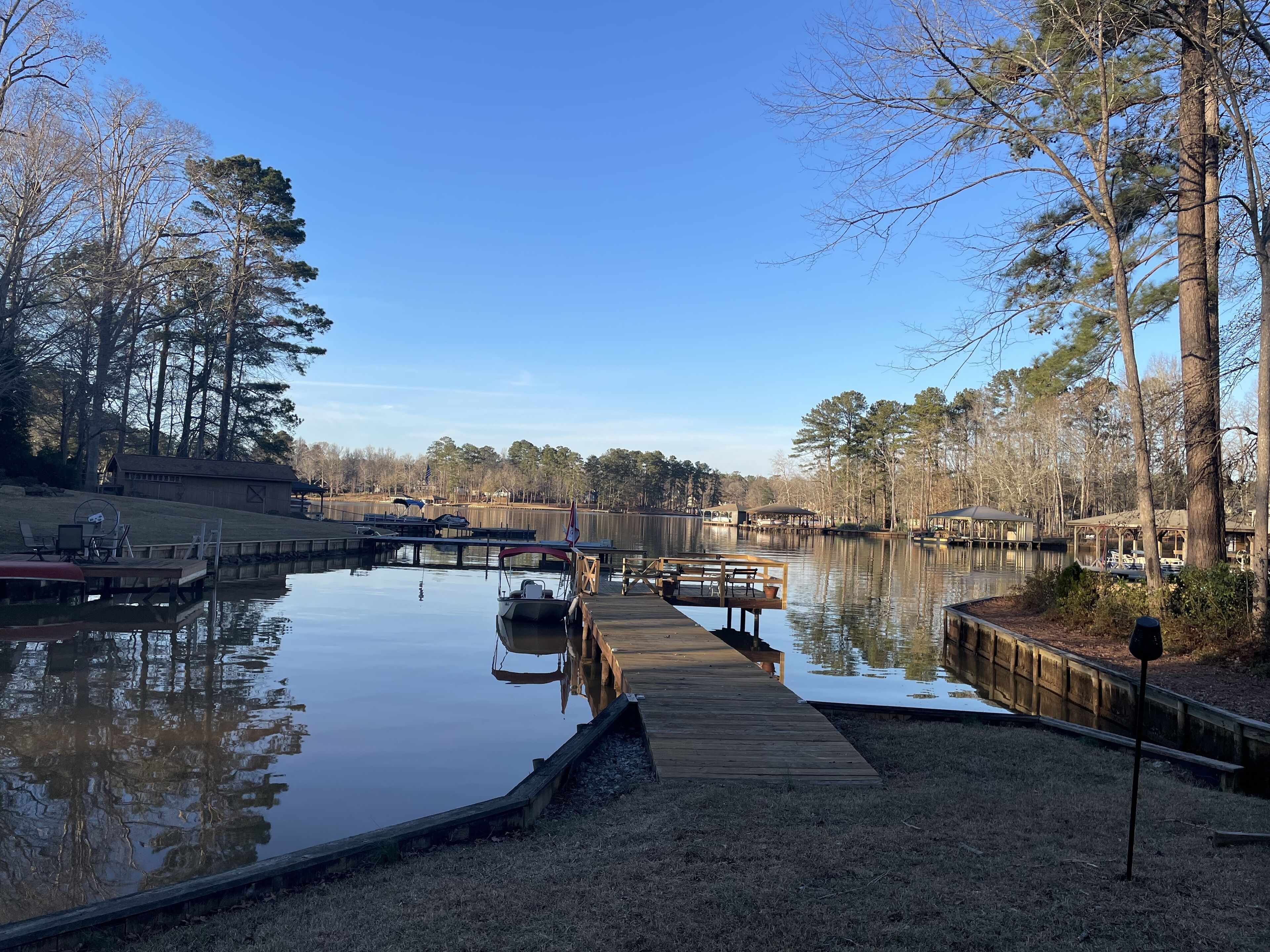 Unique updated  waterfront cabin on Lake Sinclair Private dock fire pit hot tub 