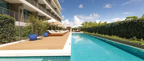 실내 수영장, 시즌별로 운영되는 야외 수영장