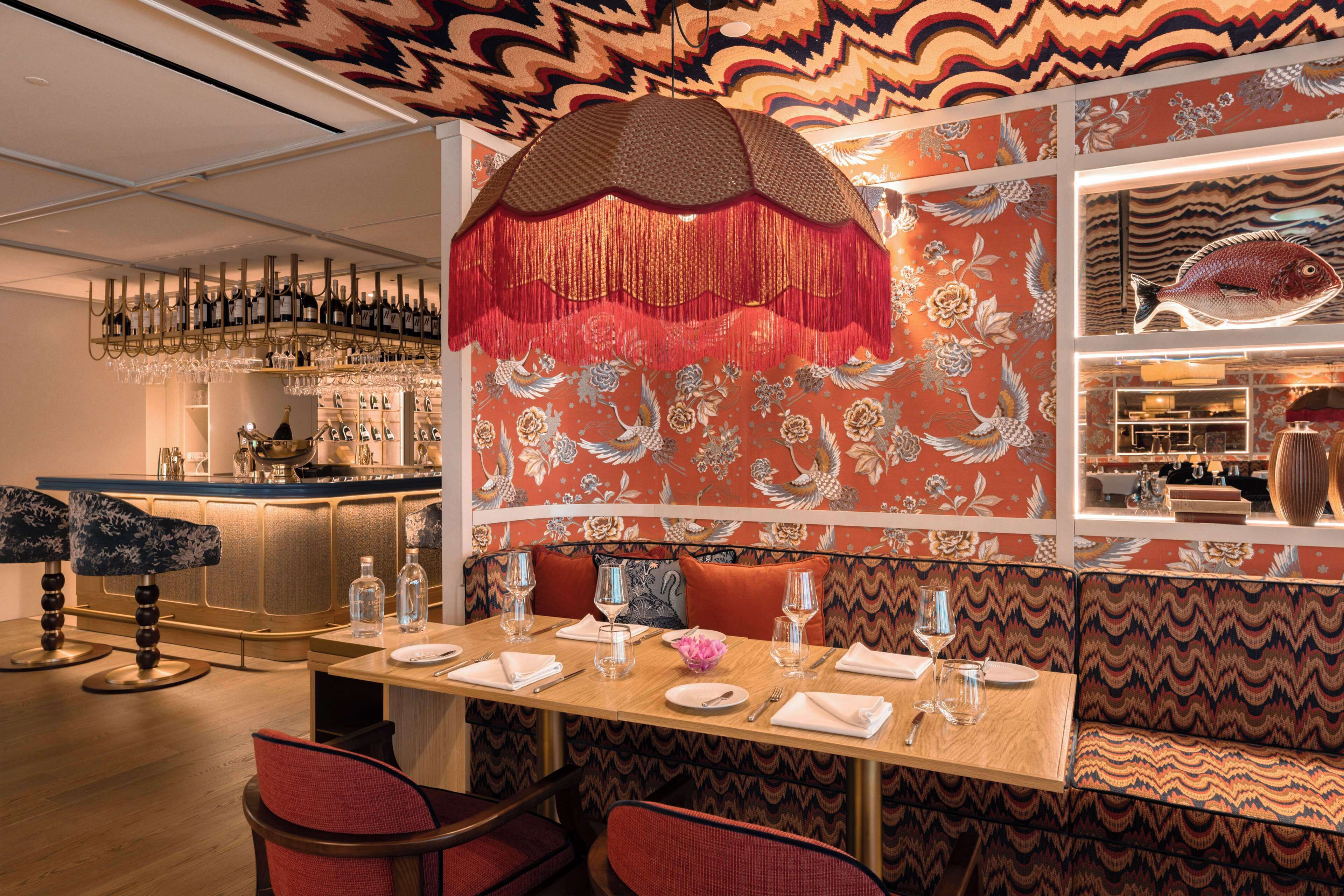 Un restaurante con bar, zona de estar y decoración de pared.
