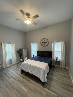 4 bedrooms, in-room safe, iron/ironing board, free WiFi - Home in San Antonio, 9 minutes from AT&T & airport (San Antonio)