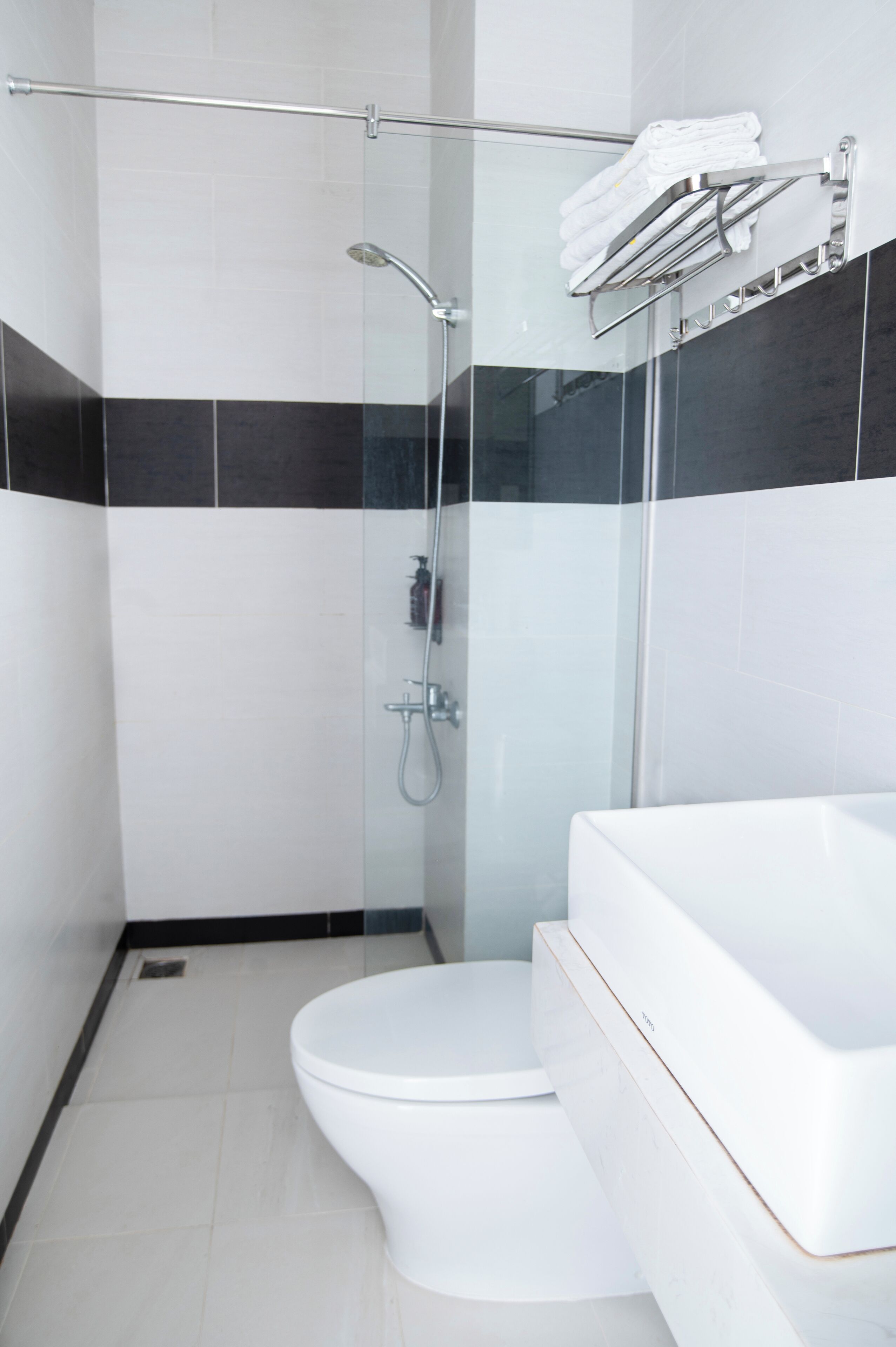 Douche, douche à « effet pluie », articles de toilette de luxe