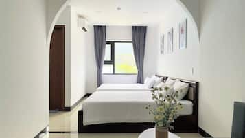 Familie vierpersoonskamer | Donsdekens, Select Comfort-bedden, een minibar, individueel gedecoreerd