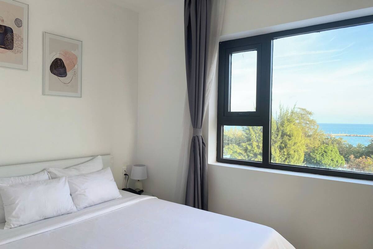 Quarto casal standard, vista para a praia | 1 quarto, edredons de pluma, camas Select Comfort, frigobar