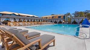 Ein Poolbereich mit Liegestühlen und Schwimmbecken.