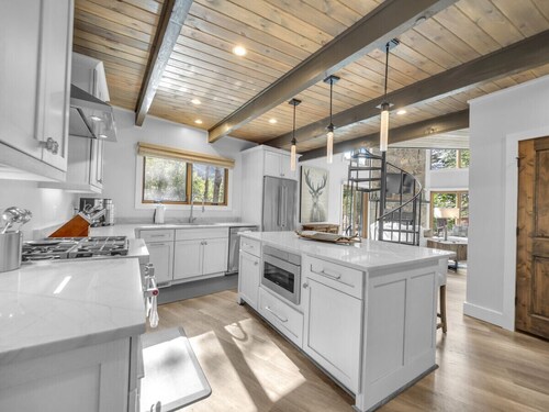 *Luxury* Home, Ski in/out, Hot Tub, Firepit, Games & More!