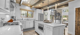 *Luxury* Home, Ski in/out, Hot Tub, Firepit, Games & More!