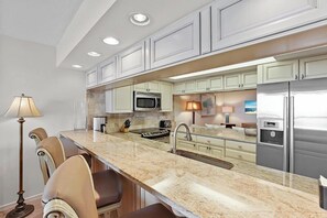 Cafetera y tetera, tostadora y comedor 