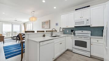 Réfrigérateur, micro-ondes, four, plaque de cuisson