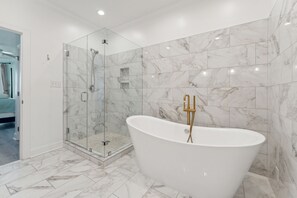 Combined shower/tub, towels