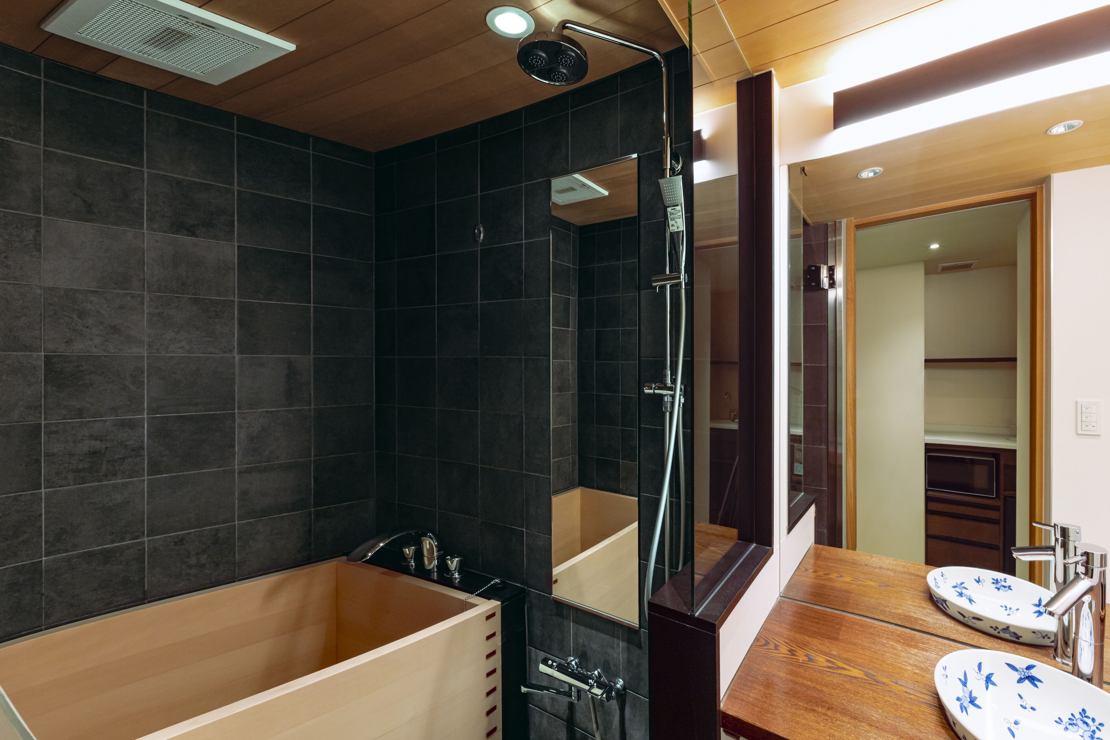 Deluxe Twin Room | Bathroom | Free toiletries, hair dryer, slippers, towels