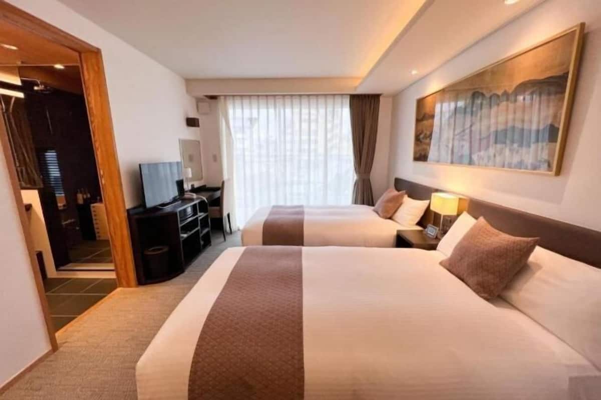 Escritorio, wifi gratis, ropa de cama