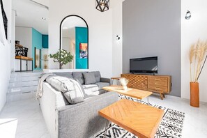 Televisión y oficina 