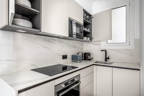 Kühlschrank, Mikrowelle, Ofen, Herdplatte