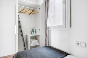 2 bedrooms, iron/ironing board, WiFi, bed sheets - Renovated La Vila Olimpica del Poblenou 3BR w/ Balcony, by Blueground (Barcelona)