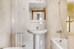 Hair dryer, towels - Renovated La Vila Olimpica del Poblenou 3BR w/ Balcony, by Blueground (Barcelona)