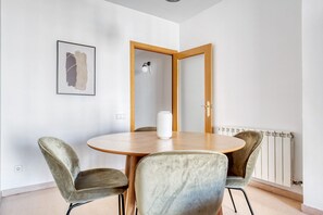 Dining - Renovated La Vila Olimpica del Poblenou 3BR w/ Balcony, by Blueground (Barcelona)