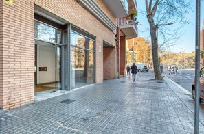Exterior detail - Renovated La Vila Olimpica del Poblenou 3BR w/ Balcony, by Blueground (Barcelona)