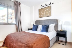 2 bedrooms, iron/ironing board, WiFi, bed sheets - Renovated La Vila Olimpica del Poblenou 3BR w/ Balcony, by Blueground (Barcelona)