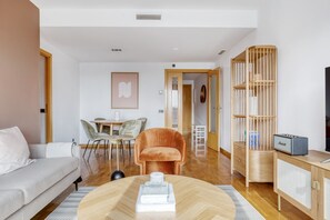 TV, stereo - Lovely Sant Gervasi-Galvany del Poblenou 2BR w/ Balcony, by Blueground (Barcelona)