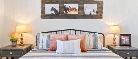 3 slaapkamers, een bureau, een strijkplank/strijkijzer, reisbedje