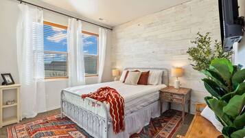 3 bedrooms, desk, iron/ironing board, travel crib