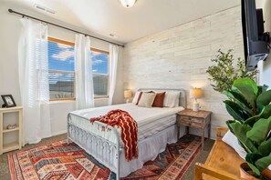 3 bedrooms, desk, iron/ironing board, travel crib