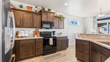 Réfrigérateur, four à micro-ondes, un four, surface de cuisson