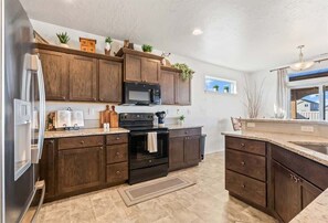 Fridge, microwave, oven, stovetop - Western Charm | Caldwell | Hot Tub | Near C of I (Caldwell)