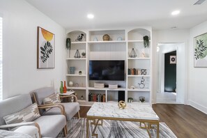 Smart-tv, böcker och en stereo