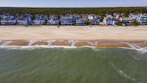 Eine Wohngegend an der Küste mit Strandhäusern und einem Sandstrand.