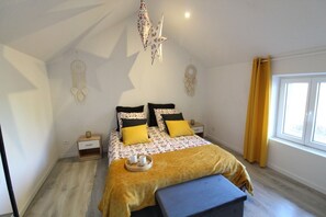 3 chambres, bureau, fer et planche à repasser, lit parapluie