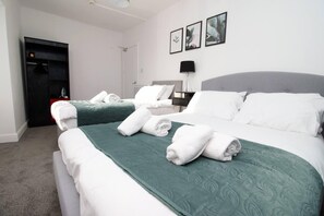 4 bedrooms, iron/ironing board, WiFi, bed sheets - 4 Bed Flat - Sleeps 4 - Parking - Wifi (Swansea)