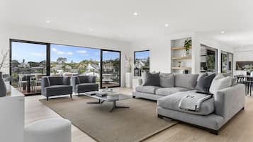 Smart TV, ping pong, books, stereo