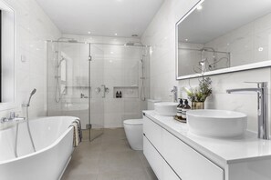 Douche, séchoir à cheveux, serviettes fournies, savon