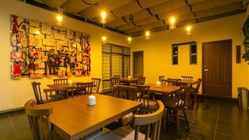 Desayuno con opciones de la cocina local incluido todos los días