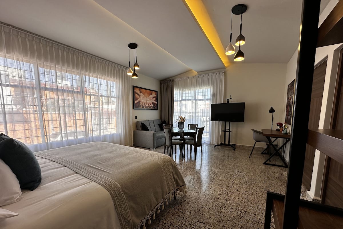 Habitación ejecutiva doble, 1 cama de matrimonio grande, vistas al jardín | Sábanas de algodón egipcio y ropa de cama de alta calidad