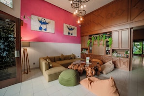 Interior entrance - Snooze Hostel Malang (Malang)
