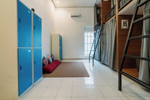 Shared Dormitory | Free WiFi, bed sheets - Snooze Hostel Malang (Malang)