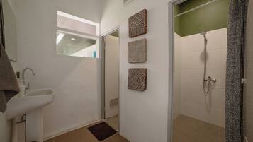 Ein Badezimmer mit Waschbecken, Dusche und Wanddekoration.