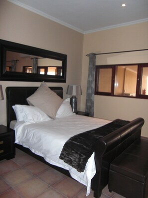 ملاءات من القطن المصري وأغطية فراش متميزة وأسرّة تيمبور بديك وميني بار