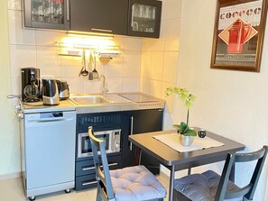 Refrigerador, microondas, placa de cocina, lavavajillas