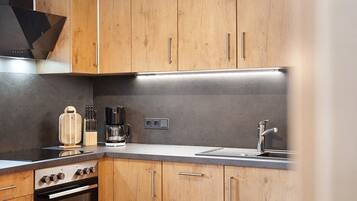 Fridge, oven, stovetop, dishwasher