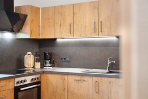 Fridge, oven, stovetop, dishwasher