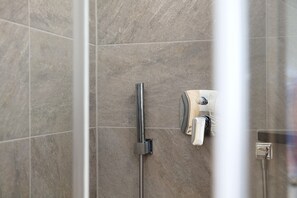 Bathtub, hair dryer, towels - Apartment "Dreitorspitz" with Mountain View, Balcony & Wi-Fi (Garmisch-Partenkirchen)