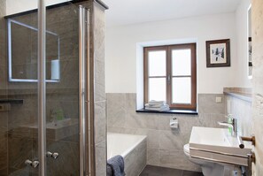Bathtub, hair dryer, towels - Apartment "Dreitorspitz" with Mountain View, Balcony & Wi-Fi (Garmisch-Partenkirchen)
