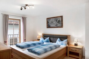 1 bedroom, free WiFi, bed sheets - Apartment "Alpspitz" with Mountain View, Balcony & Wi-Fi (Garmisch-Partenkirchen)