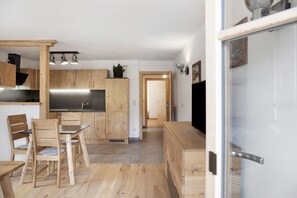 Dining - Apartment "Alpspitz" with Mountain View, Balcony & Wi-Fi (Garmisch-Partenkirchen)